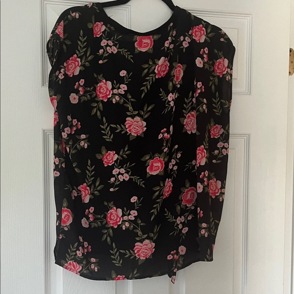 Toi et Moi Black and Pink Floral Blouse - Picture 3 of 4